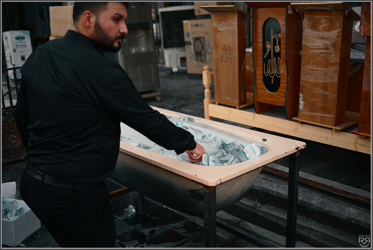 Ванны с бесплатной питьевой водой. Багдад. Ирак. Фото: Михаил Рябинин