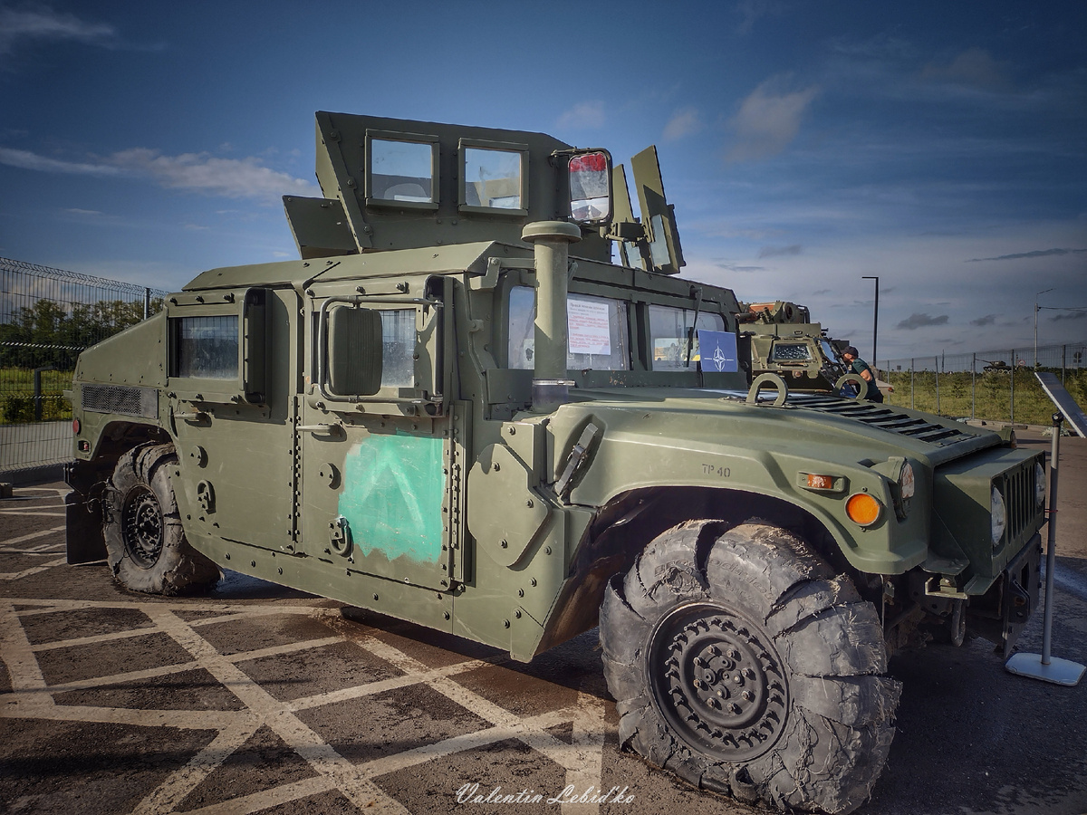 Многоцелевой автомобиль высокой проходимости HMMWV-M1151 (США): повреждён (минно-взрывные повреждения колесного шасси) и захвачен в Курской области