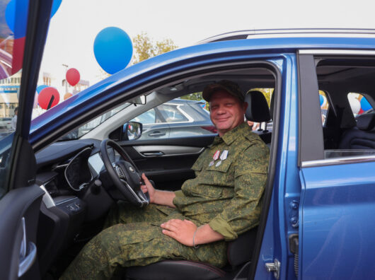   В Ростове получившим ранения бойцам СВО вручили автомобили // фото: donland.ru