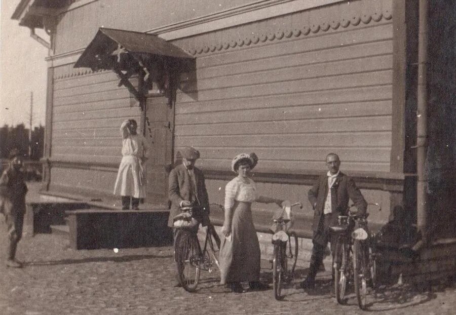 Фото отражает важную деталь времени: велосипедный спорт служил одним из средств популярной в конце XIX — начале ХХ веков «женской эмансипации». Дамы боролись за возможность ездить на велосипеде и право носить при этом спортивный костюм./РЕПРОДУКЦИЯ АВТОРА