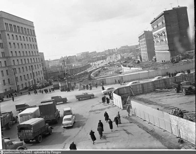Строительство автомобильного тоннеля под площадью, 1961. Вид в сторону Крымского вала. Автор фото: В. Акимов. С сайта www.pastvu.com.