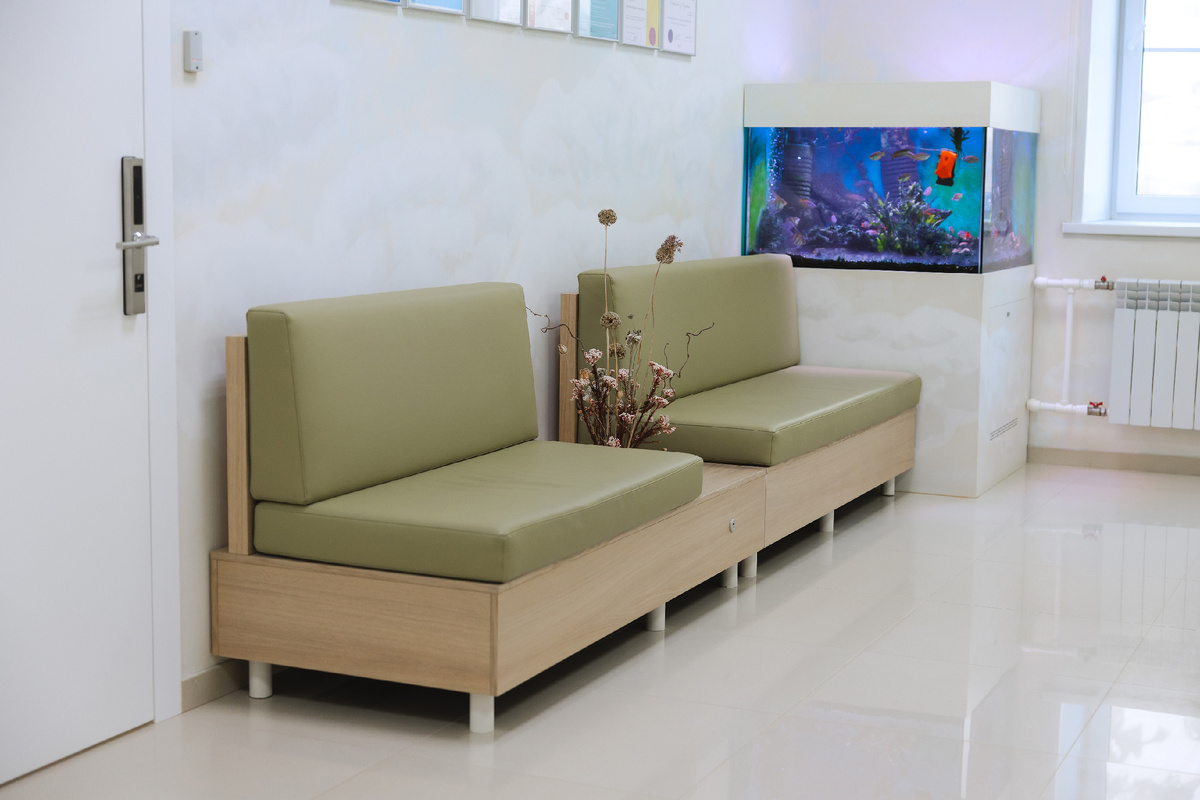 Современные зоны ожидания с аквариумами.           