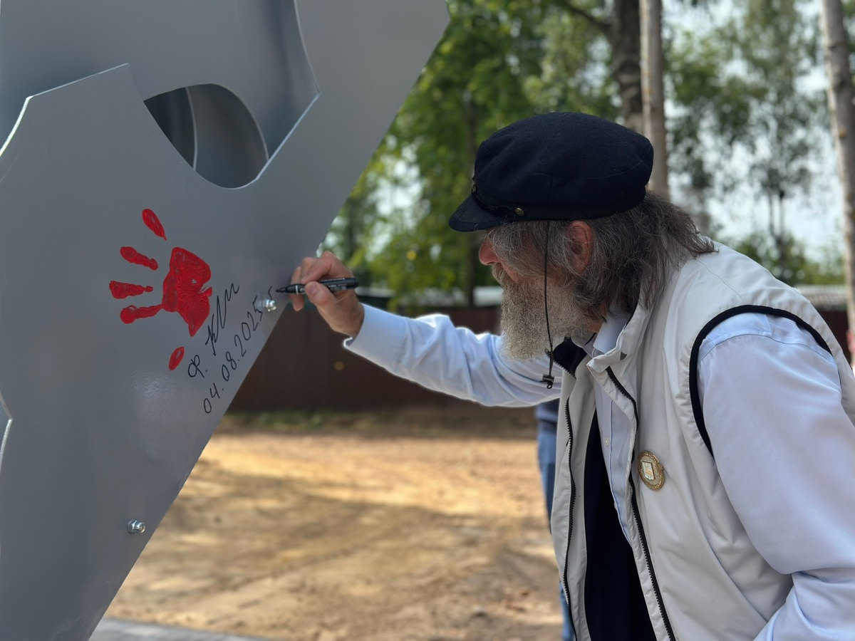 Фёдор Конюхов оставил автограф на стеле