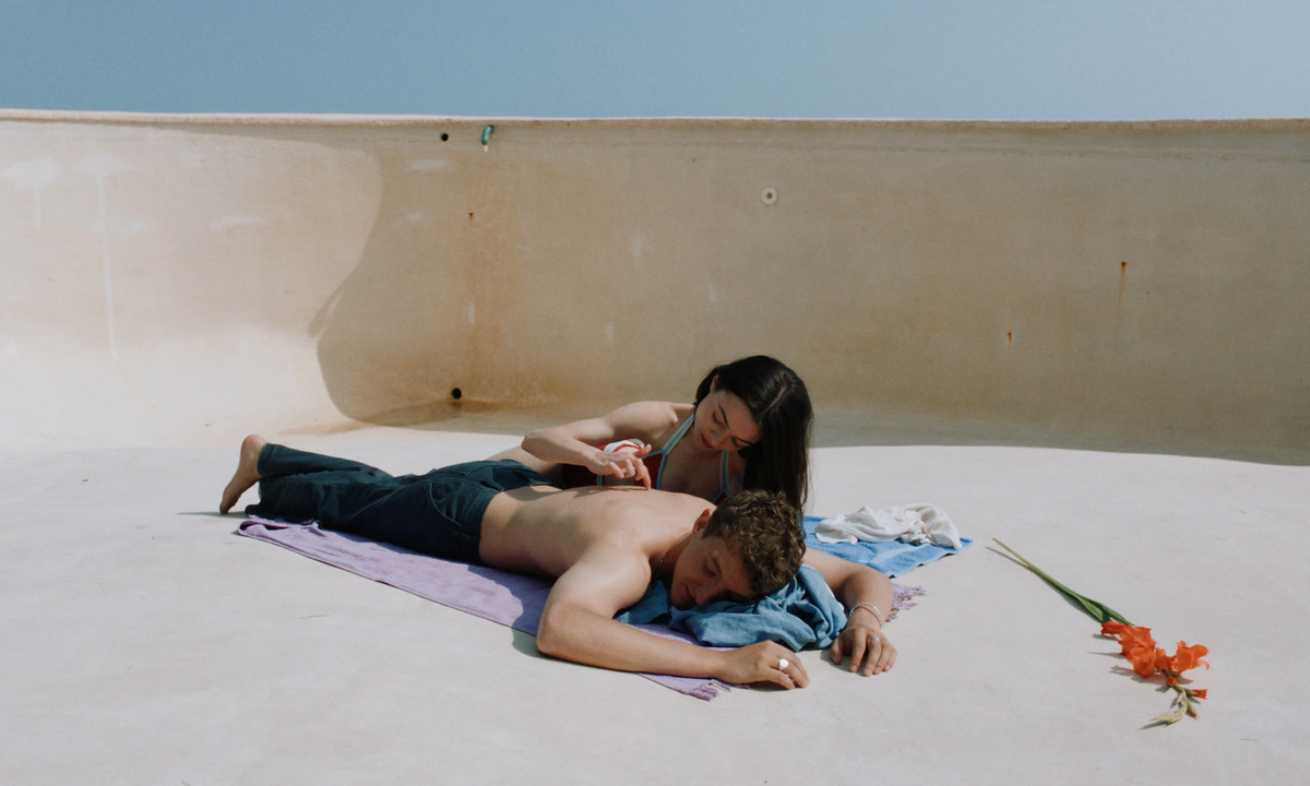 Кадр из фильма "Здравствуй, грусть!" (реж. Дурга Чю-Бозе, 2024 г.)