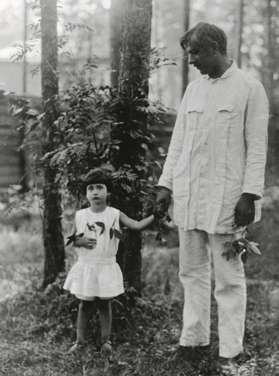 Корней Иванович с младшей дочерью