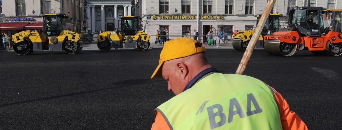    Сотрудник АО "ВАД" занимается укладкой асфальта на Невском проспекте в Петербурге, архивное фото. Автор фото: Сергей Коньков / "Деловой Петербург"