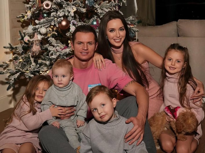 Дмитрий Тарасов с женой и детьми