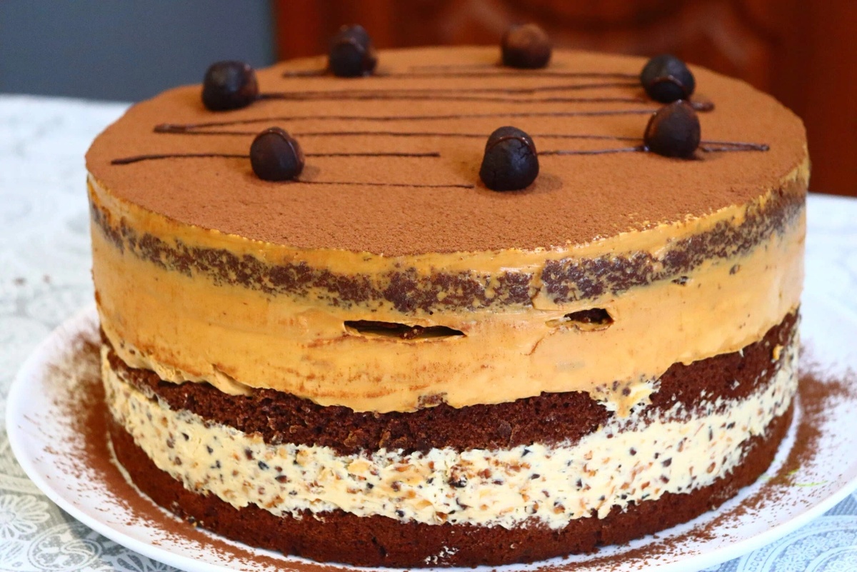 Тот самый торт со вкусом любимого батончика Сникерс. Яркий, насыщенный вкус арахиса и карамели делают вкус торта сбалансированным. Уровень сложности приготовления - средний.