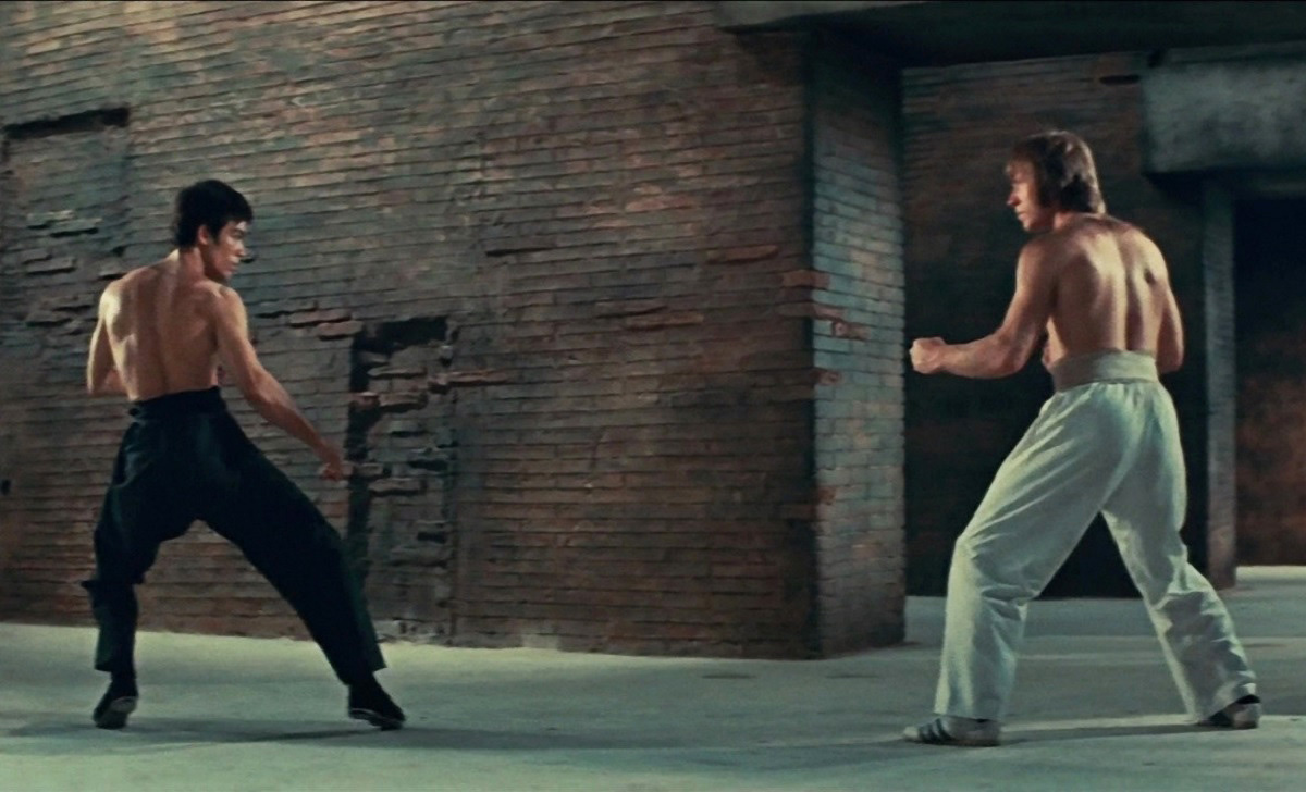 Кадр из фильма: момент, когда Ли адаптируется к стилю Норриса. Фрагмент сцены боя из к/ф «Путь дракона» (1972, реж. Брюс Ли). ©Warner Bros.