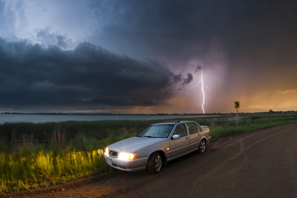    Опасно ли прятаться в машине от грозы: это объяснение поймет даже школьник