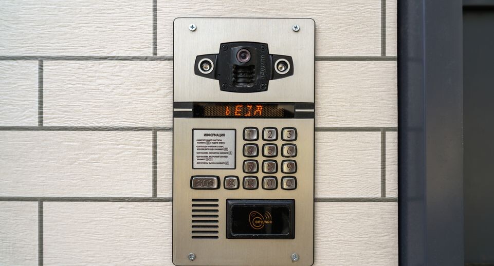    Домофон на подъезде многоквартирного дома для переселенцев из аварийного жилья в Старой Купавне / Медиасток.рф