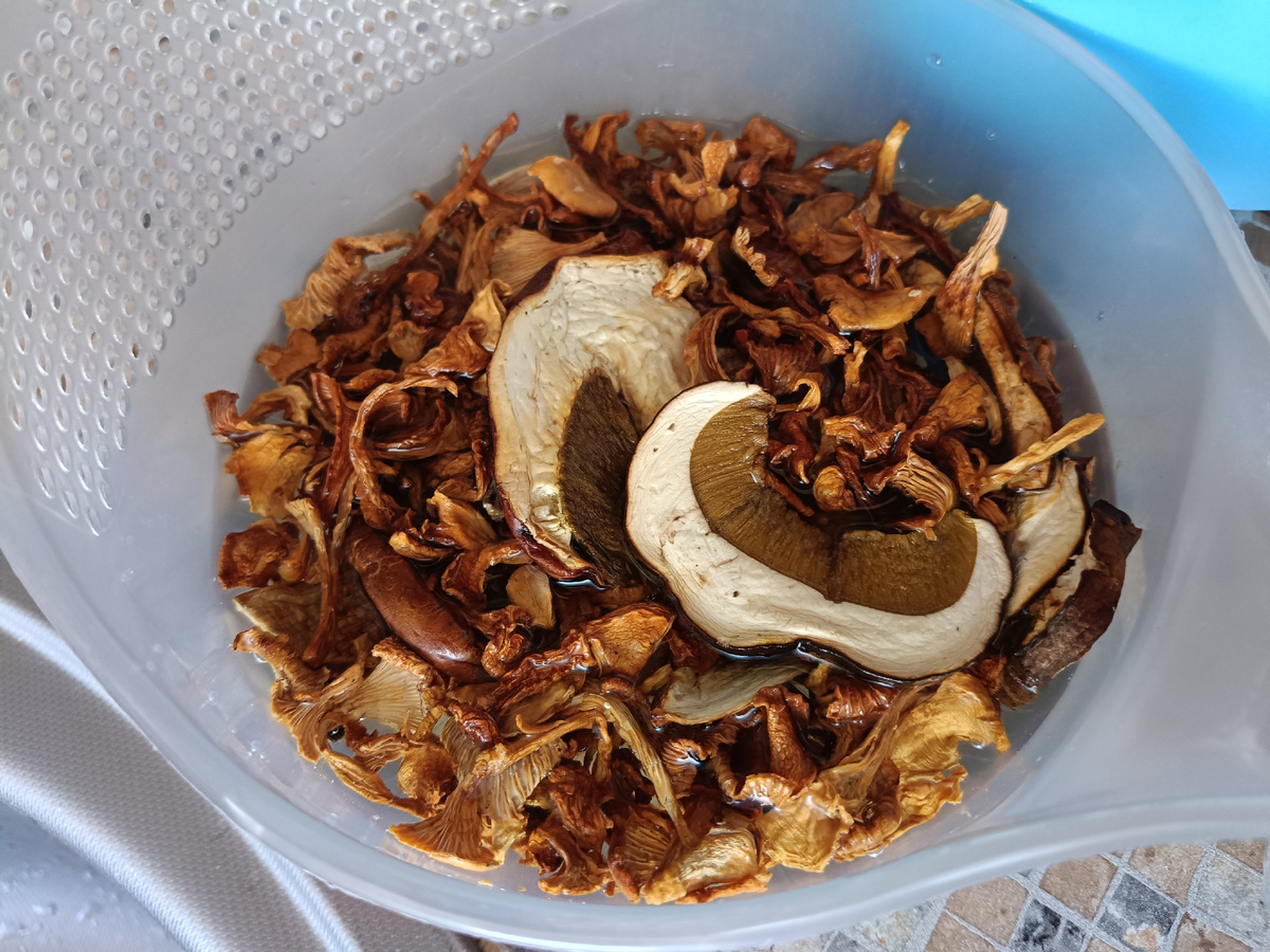 Лисички и белые