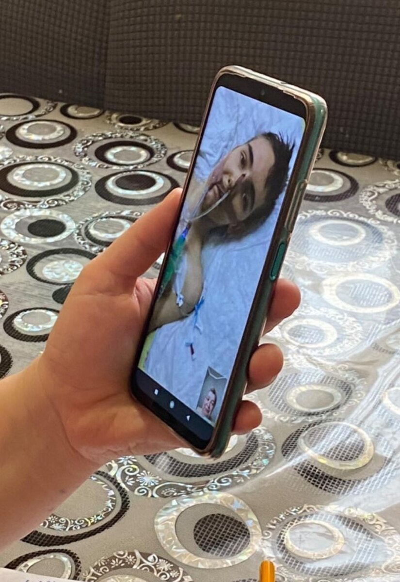 Архив автора. Андрей в больнице, мама общается с ним по видеосвязи 