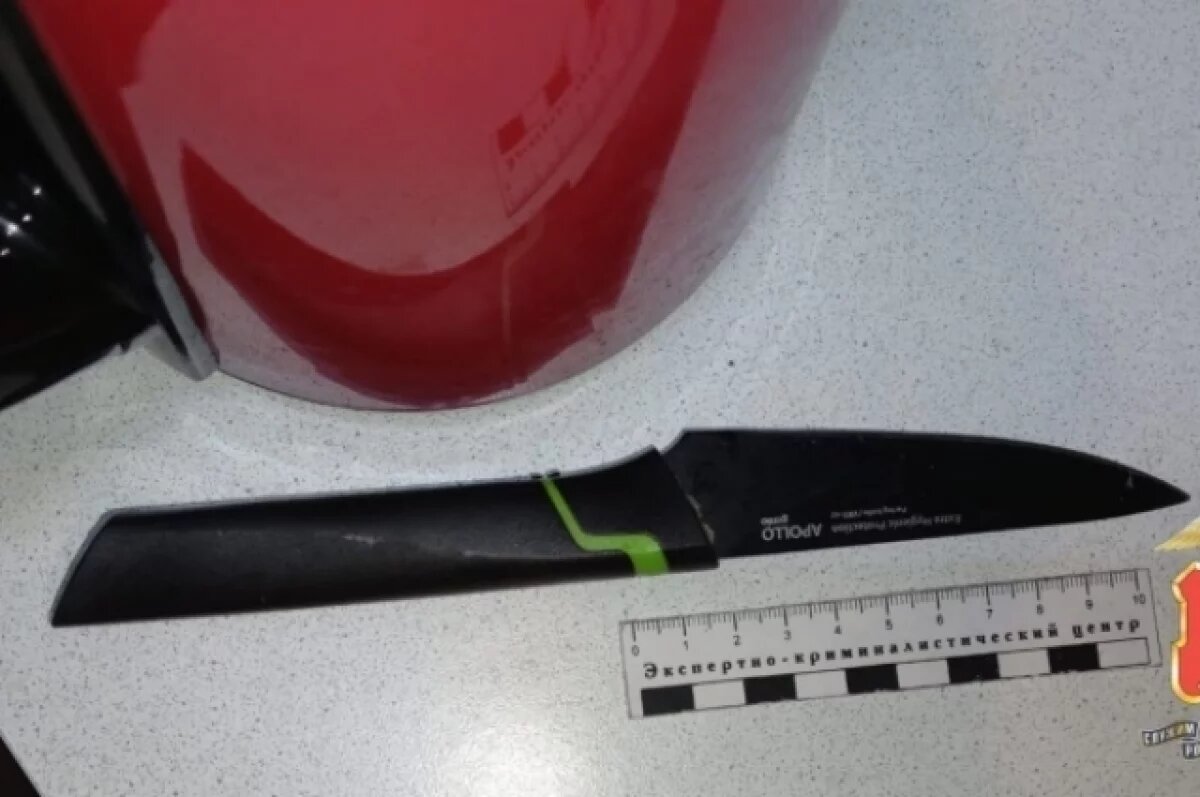    В Бежецке девушка ударила ревнивого молодого человека ножом