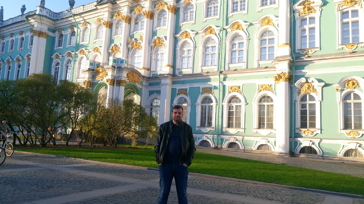 Зимний дворец в лучах весеннего солнца — погода прям не по-питерски.