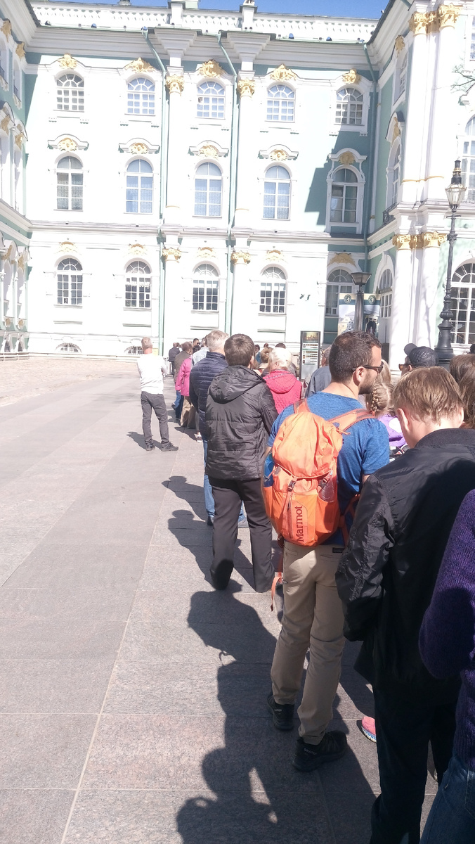 Очередь за билетами в Эрмитаж.