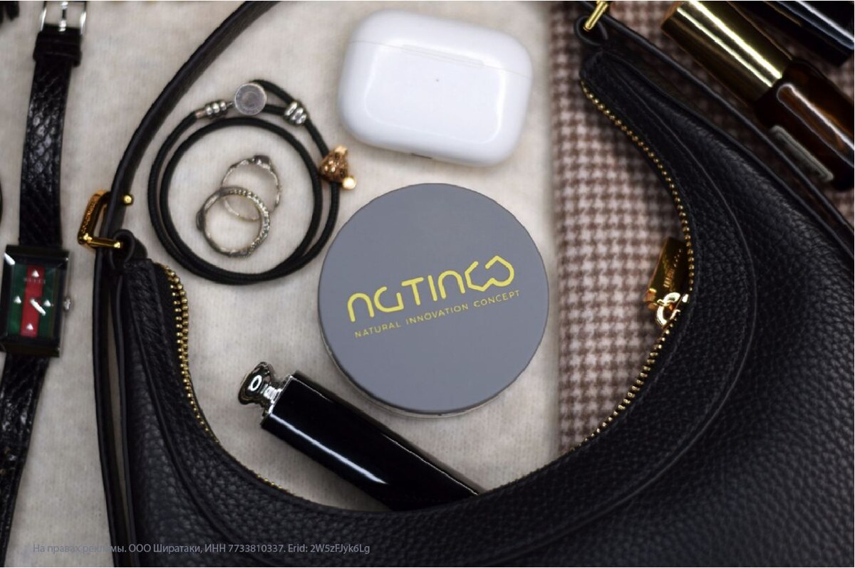 У пудры Natinco надежный кейс с зеркалом, пуховкой и мягким сифтером. Удобно носить с собой в сумочке, чтобы обновлять покрытие в течение дня