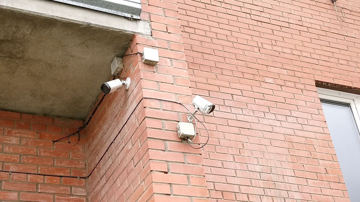 Торчащие провода красоты не добавляют.