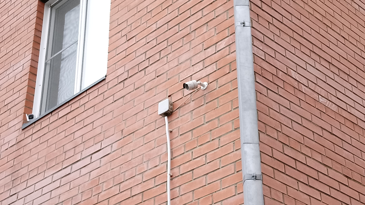 Здесь старались, но смотрится на тройку.