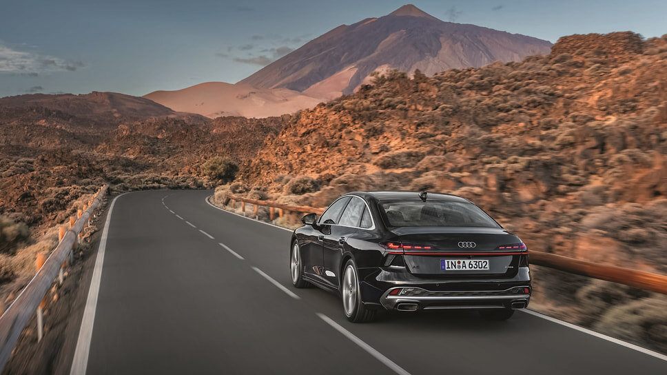 Прежде в Audi имитировали вывод выхлопных труб в диффузор заднего бампера с помощью декоративных вставок, а на самом деле просто оставляли глушитель и трубу под бампером. В A6 все по-честному, патрубки выпуска выведены в отверстия по краям бампера.📷Фото: Audi