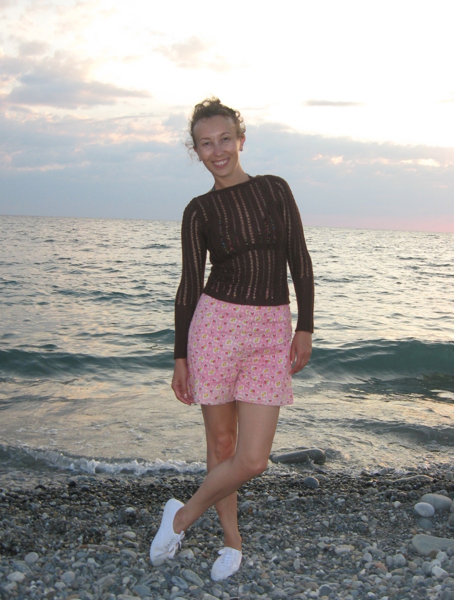 Давно не видела это фото, подняла весь семейный архив, смотрю и думаю, зачем распустила... Хотя, эта старая  кофточка не превращала меня в молодую и энергичную, так что туда ей и дорога! 