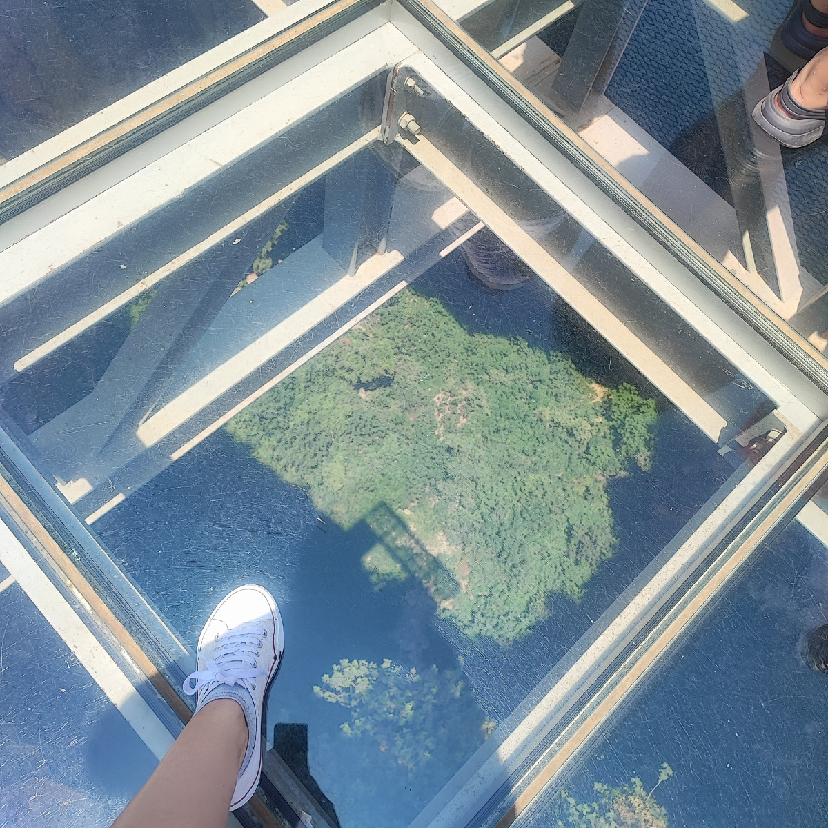 смотровая площадка с прочным стеклянным полом