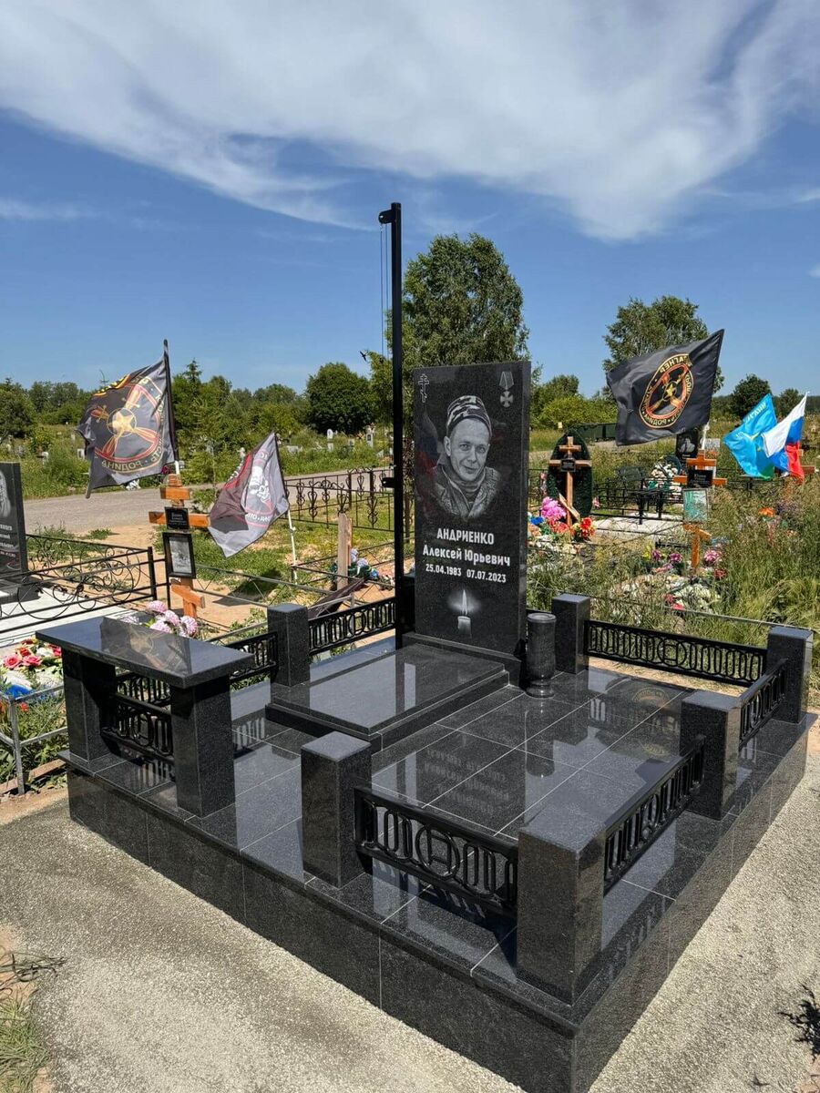 Классический памятник из гранита для военного