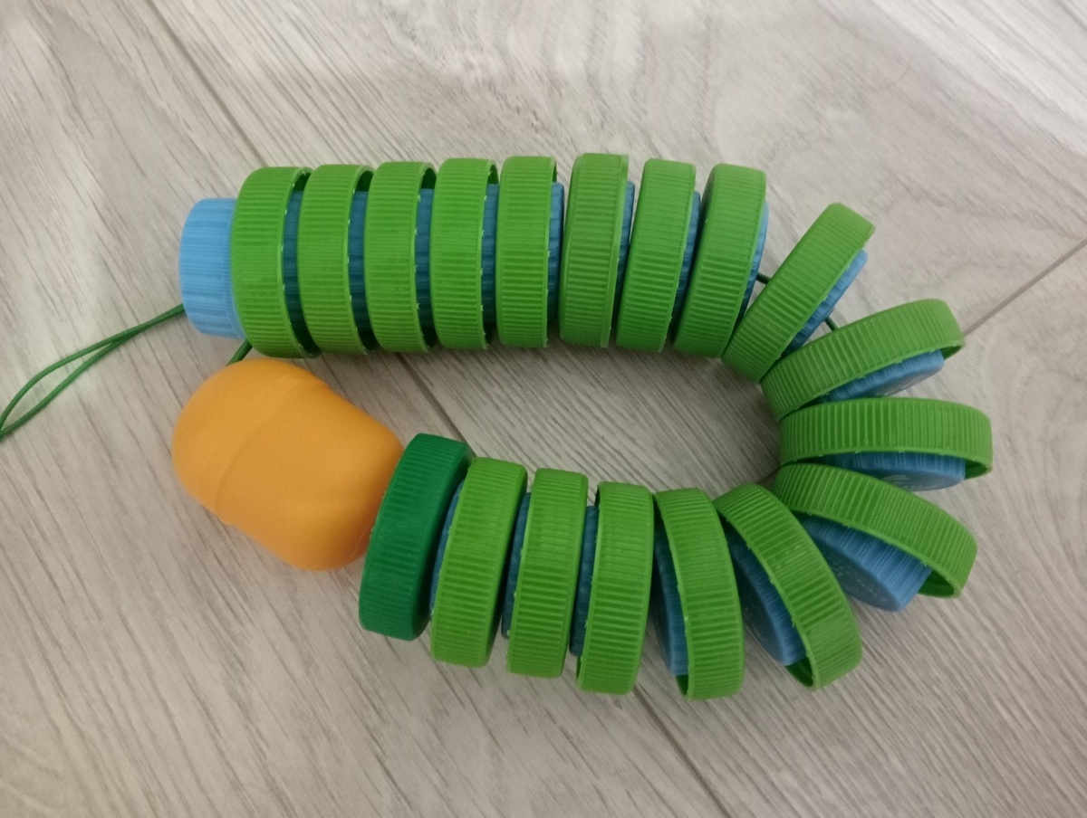 Гусеница из крышек
