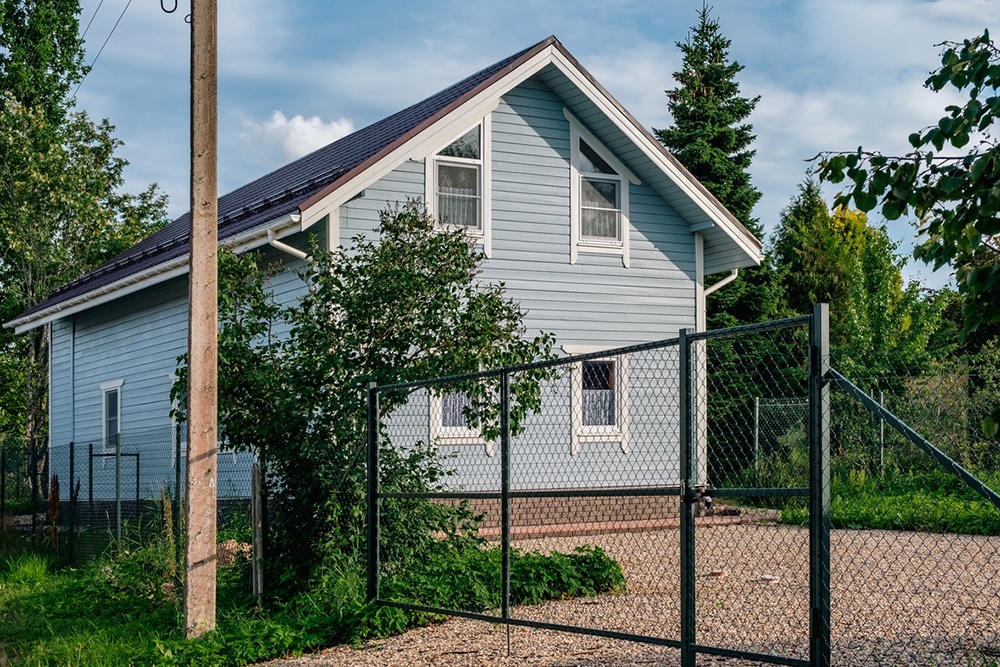    Забор из сетки-рабицы - надежный и доступный вариант ограждения. / iStock