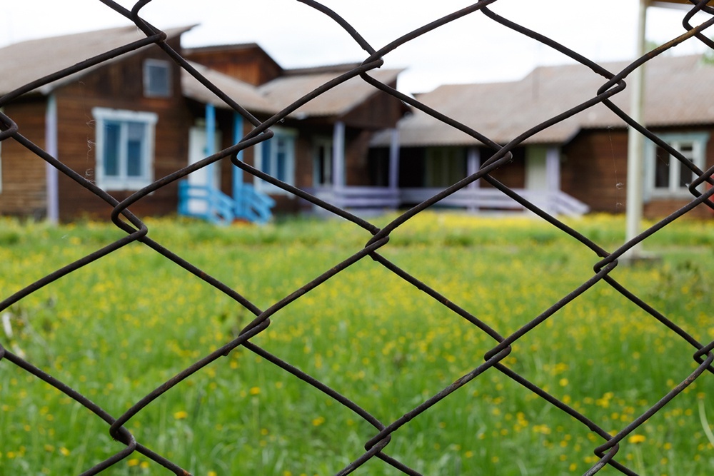    Чтобы правильно натянуть сетку, используйте горизонтальные направляющие - уголки, профиль или натянутый трос. / Фото: iStock