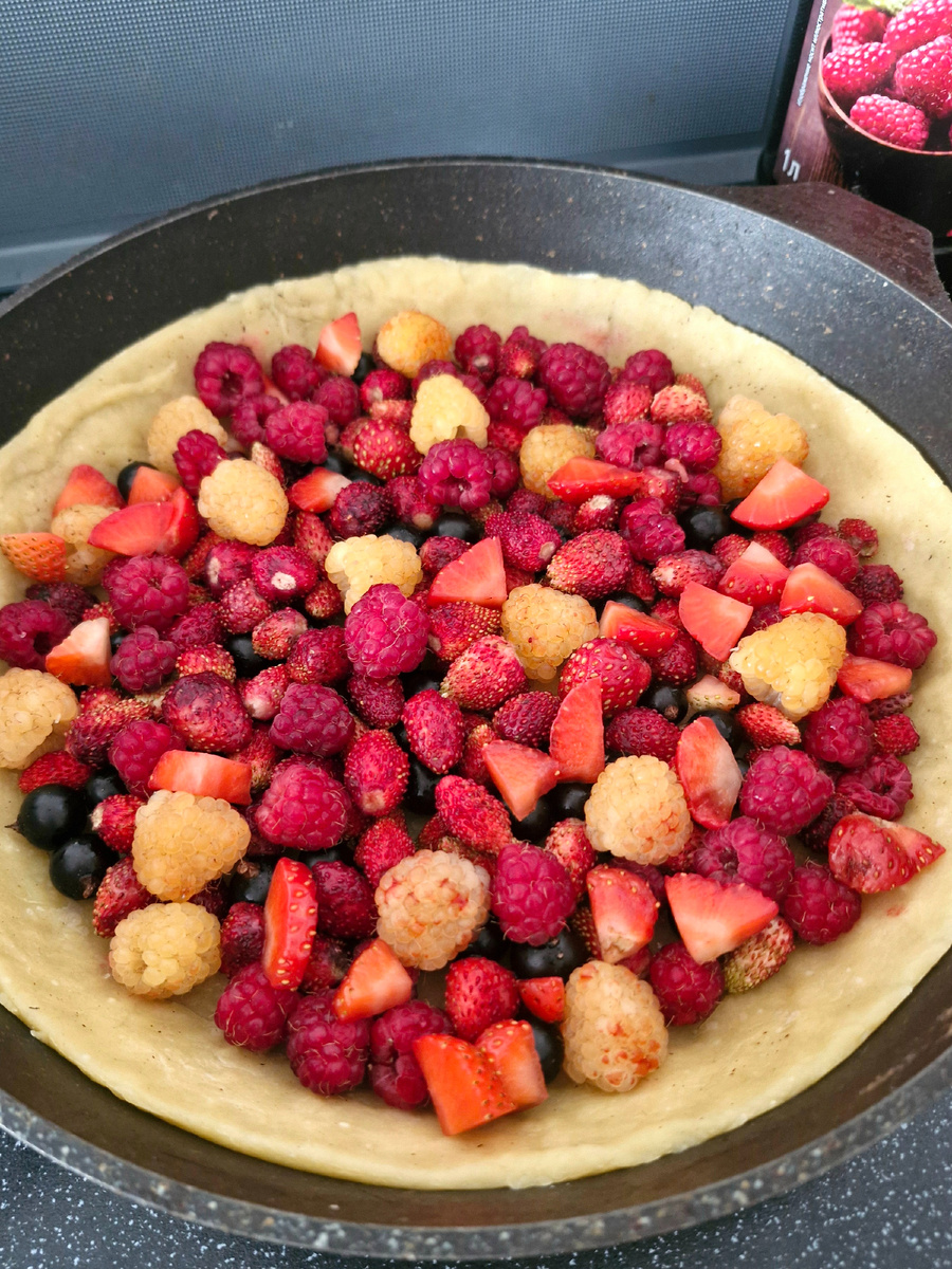 Здесь клубника, земляника, смородина, малина: красная и жёлтая 