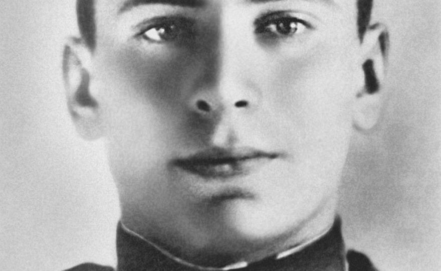 За что посадили в тюрьму автора бестселлера «Момент истины» (В августе сорок четвертого)?