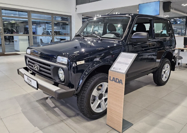 Заехал к дилеру Лада. За сколько продают Ниву? Какие скидки есть? Навязывают ли допы при покупке?
