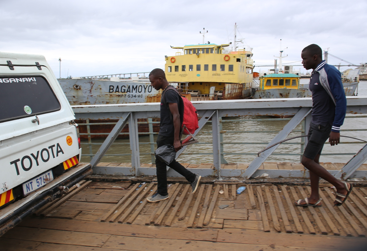 Фото Александра Стволина. Мапуту - крупный порт. Экономическая жизнь страны сильно от него зависит. 