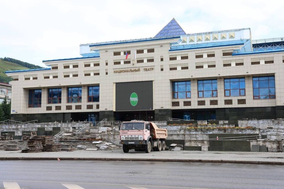    Ремонт входной группы Национального драматического театра имени П.В. Кучияк. Источник: t.me/turchak_andrey