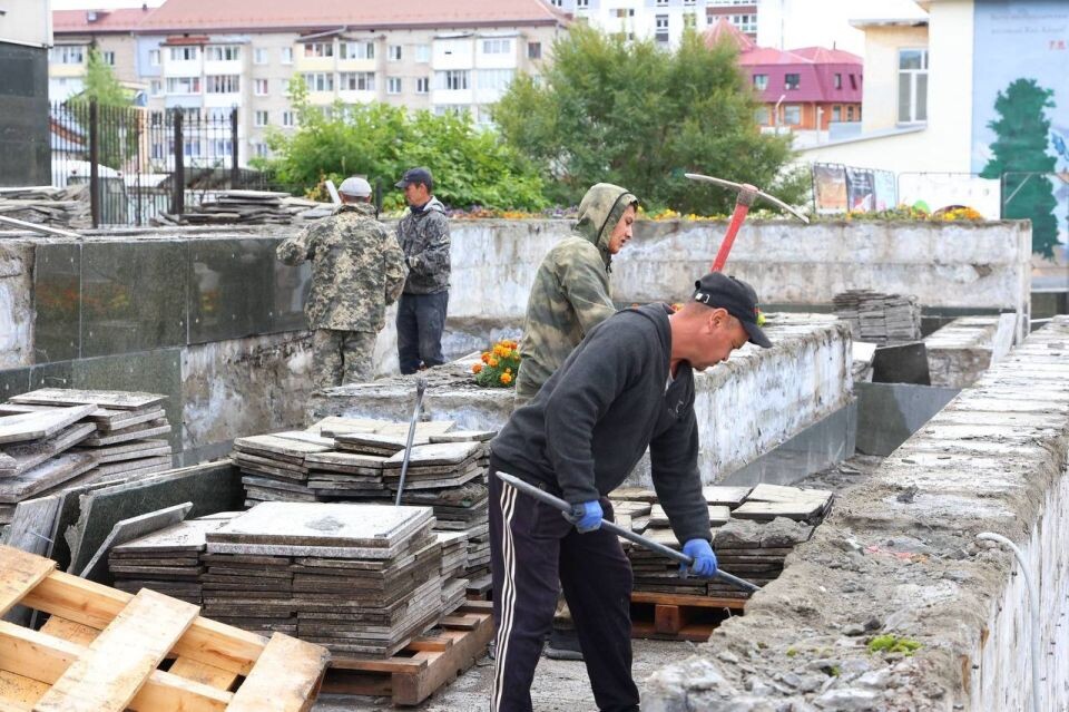    Ремонт входной группы Национального драматического театра имени П.В. Кучияк. Источник: t.me/turchak_andrey