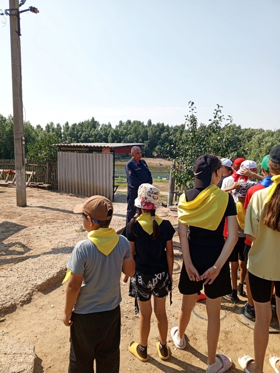 Спасатели поделились знаниями о безопасности на воде на молодежном слете «Территория добра»