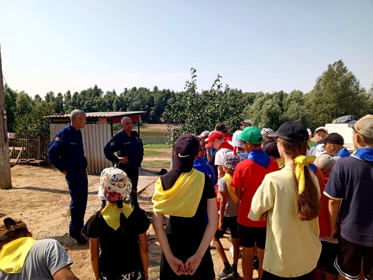 Спасатели поделились знаниями о безопасности на воде на молодежном слете «Территория добра»