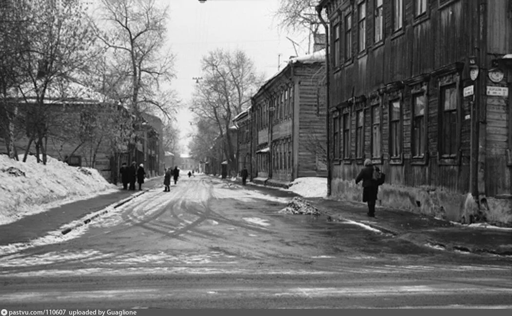 Александровский переулок в 1952 году стал Октябрьским.   Дом, где  жили Шкловские  и бывали Осип Мандельштам и Анна Ахматова -  второй от угла  справа.    Алексhttps://pastvu.com/_p/d/3/a/7/3a765ef2b1608e68866e3260081c19ac25.jpg