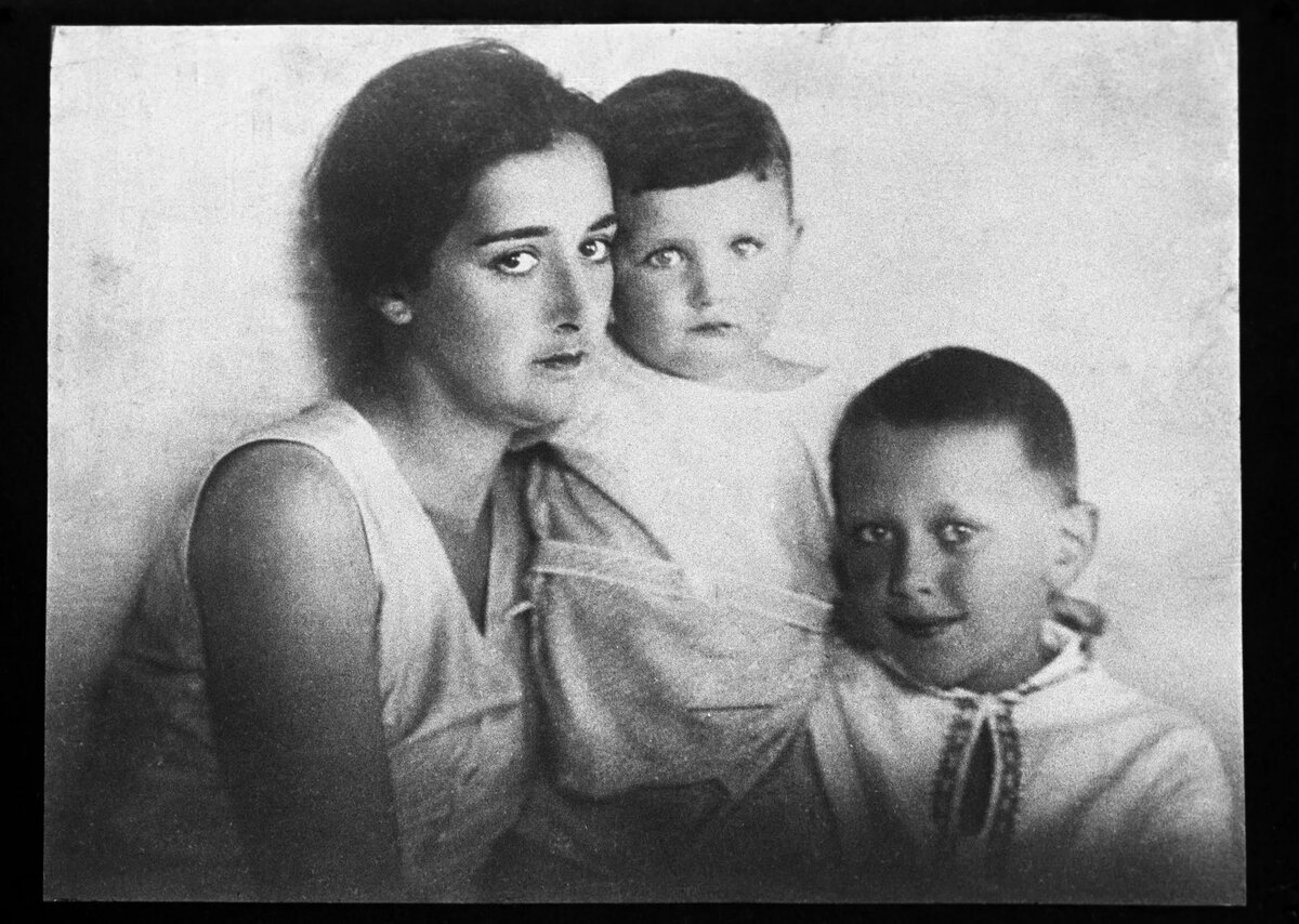 Грузинская актриса Нато Вачнадзе с сыновьями Георгием и Эльдаром © photo: Sputnik