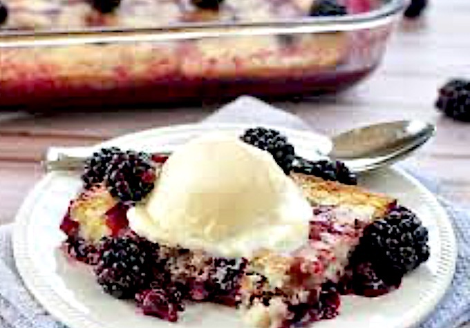 Классические коблеры обычно подают тёплыми с шариком ванильного мороженого.