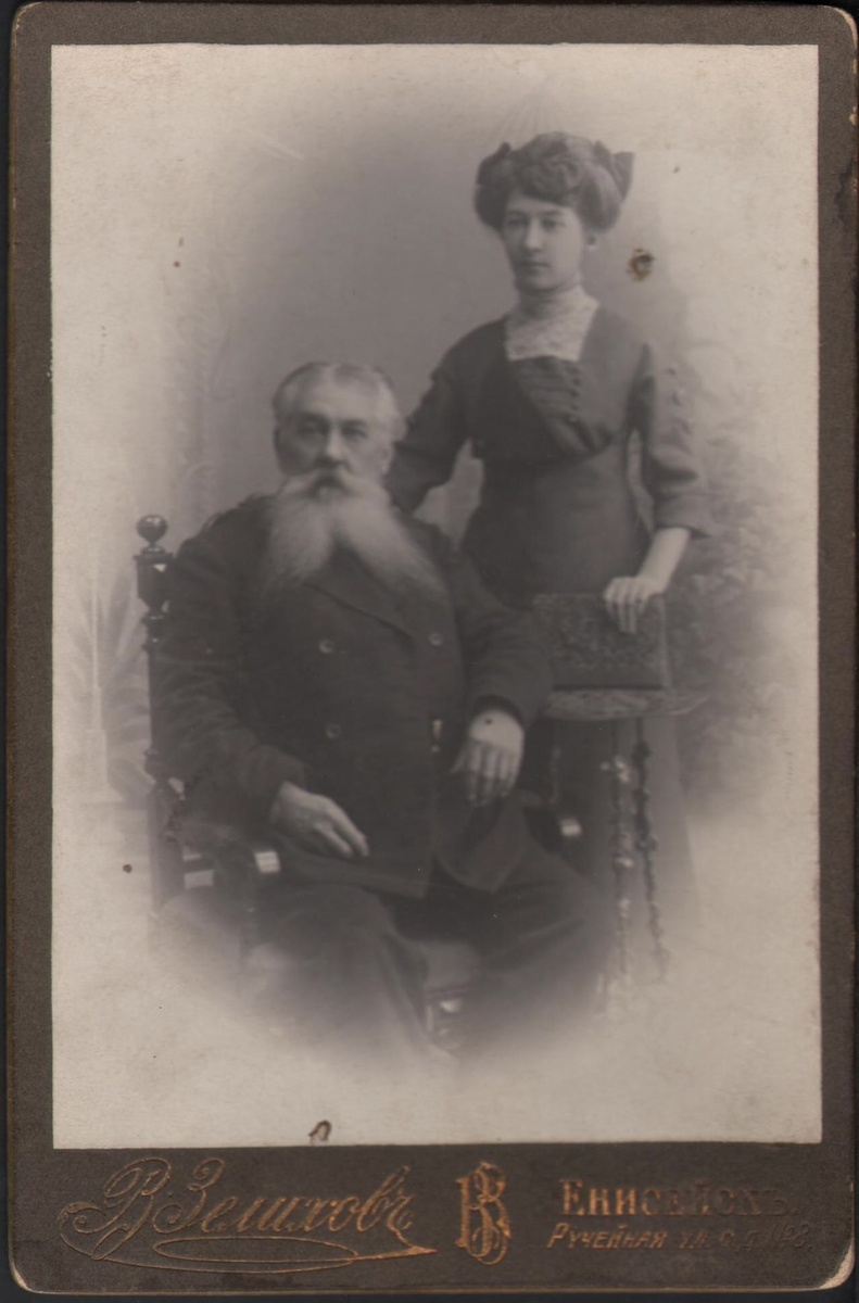 Зелихов В.М.
Парный портрет. С дарственной: «Глубокойважаемой ЕлизаветѢ СтепановнѢ Захаровой от Пономаревой-Головановой. Енисейскъ, 26.11.1912 года»