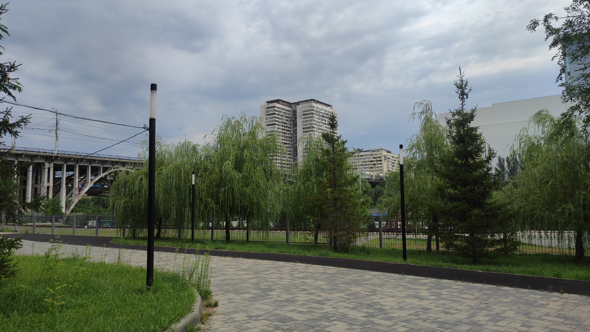 Здесь же проходит детская железная дорога