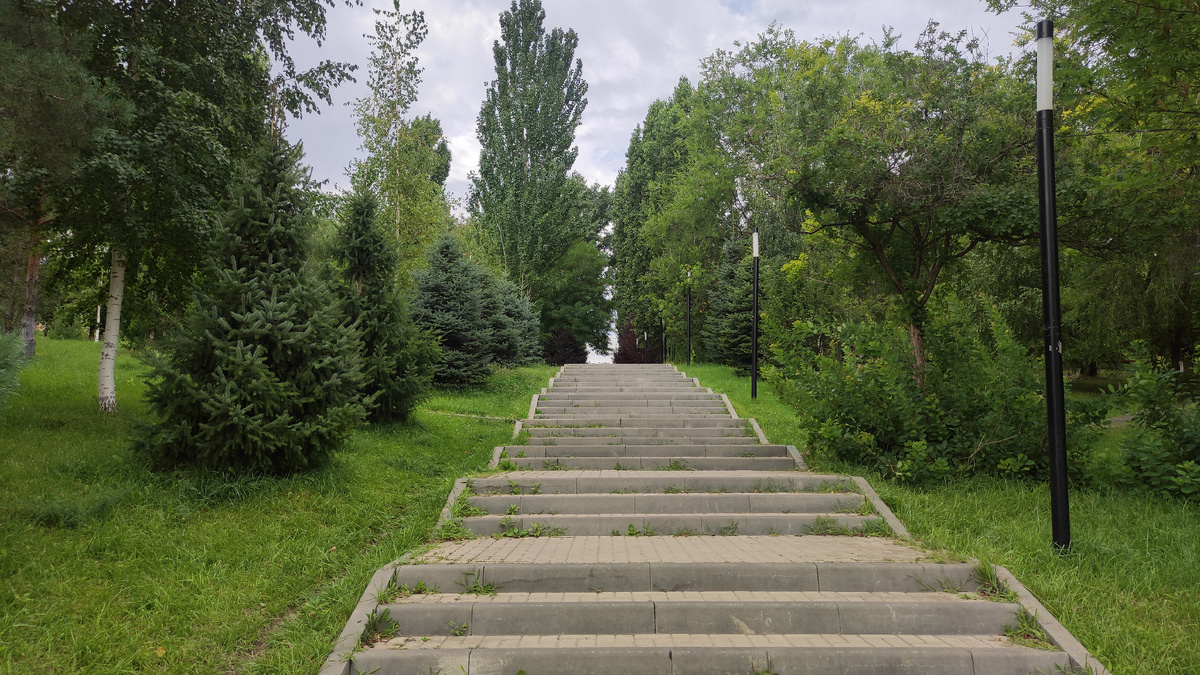 Парк расположен на склоне поймы реки Царицы. Эта лестница ведёт в сквер имени Александры Пахмутовой 