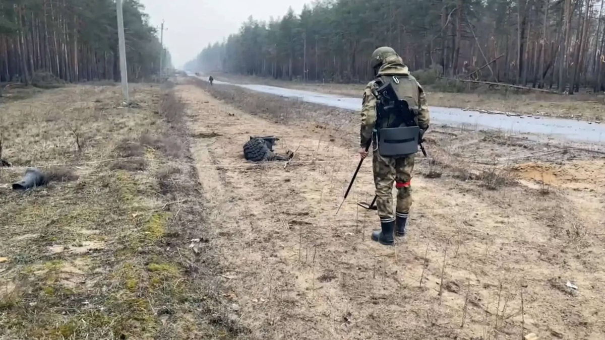Сапер применяет для разминирования местности Щуп и Металлоискатель, на месте обнаружения ВОП ставятся опознавательные знаки.