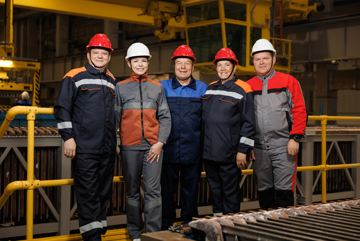 Семья Бабиных. Слева направо: Иван, Ирина Чебурина, Иван Фёдорович, Вера Николаевна и Сергей Бабины