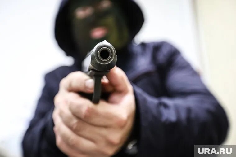 Двое мужчин сорвали камеры видеонаблюдения, с какой целью - пока непонятно. Фото: Екатерина Сычкова © URA.RU