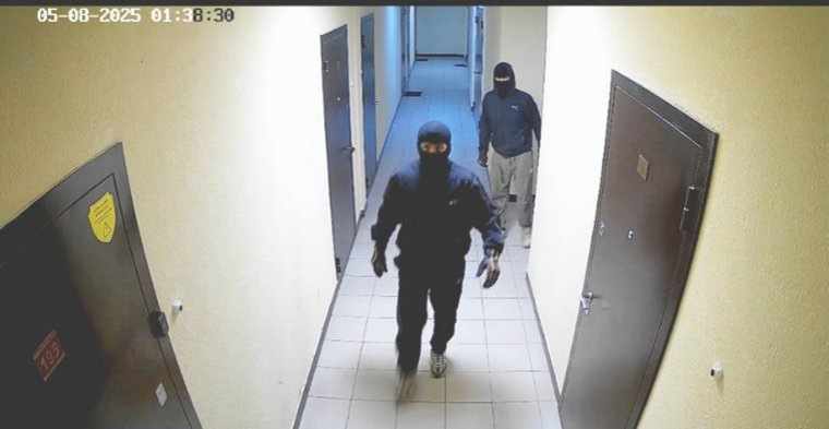 Мужчины прятали лица под масками. Фото: предоставлено героем публикации