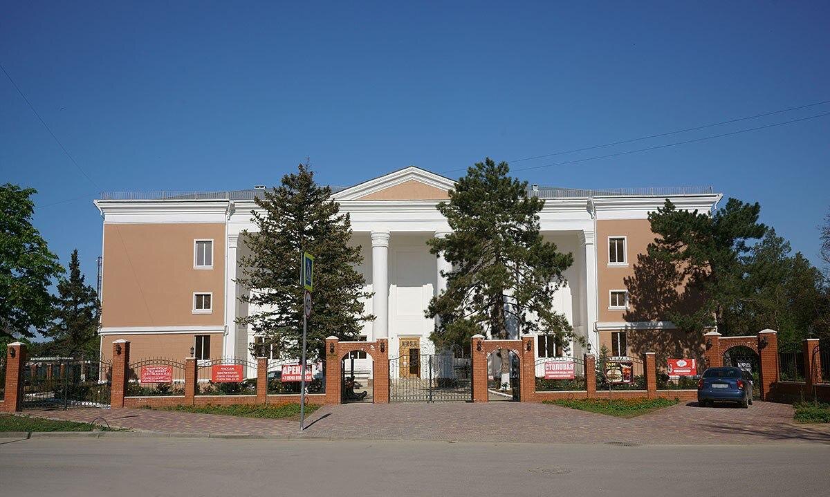 Здание бывшего Дворца культуры Сакского химического завода
Фото из фондов Музея краеведения и истории грязелечения