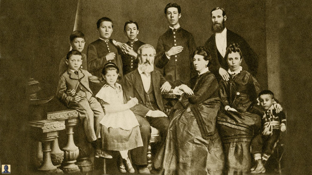 Семья Чеховых. Таганрог. 1874 год. Сидят (слева направо): Михаил, Мария (брат и сестра А.П. Чехова), Павел Егорович, Евгения Яковлевна (родители), жена дяди Митрофана Егоровича — Людмила Павловна  с сыном Георгием; стоят: братья Чеховы — Иван, Антон (2-й слева), Николай и Александр, дядя Митрофан Егорович